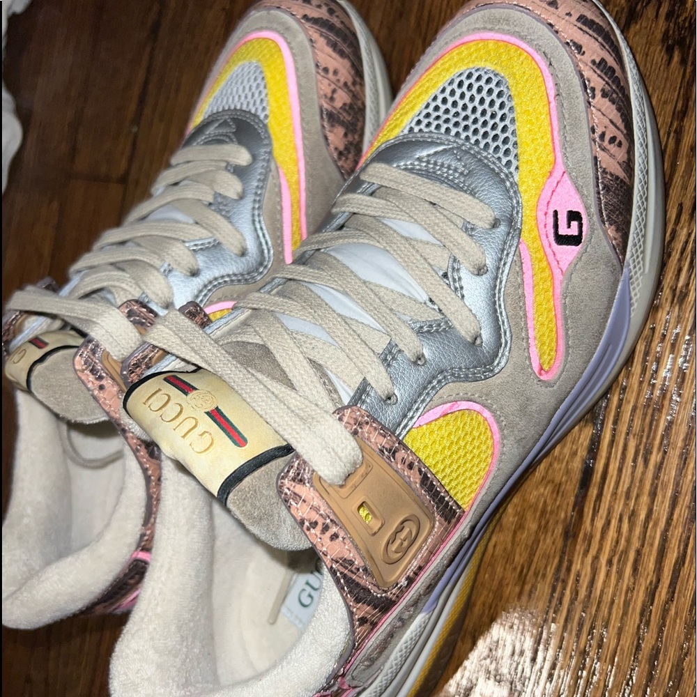 Nice woman Gucci sneakers